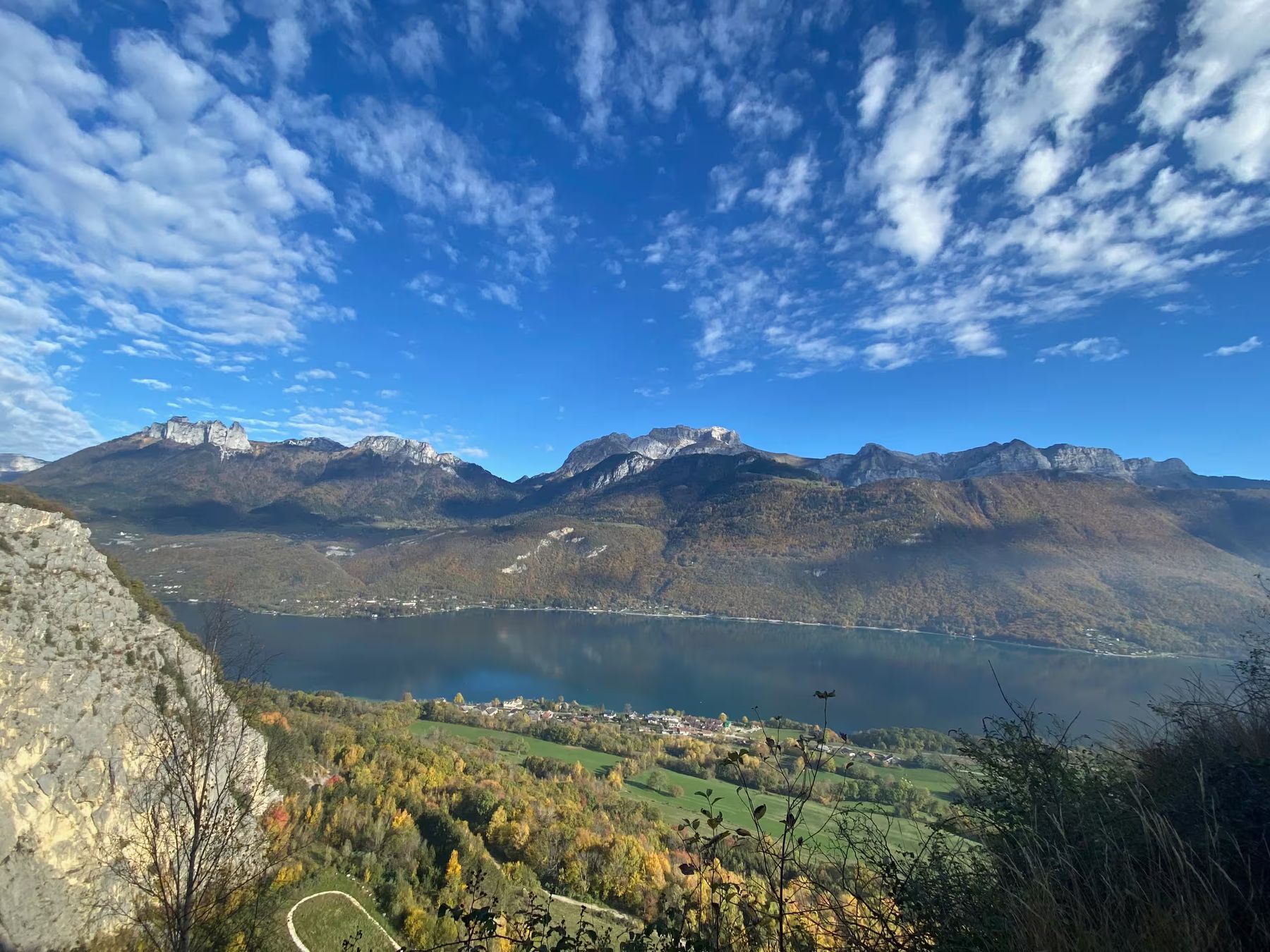 Le lac depuis les hauteurs