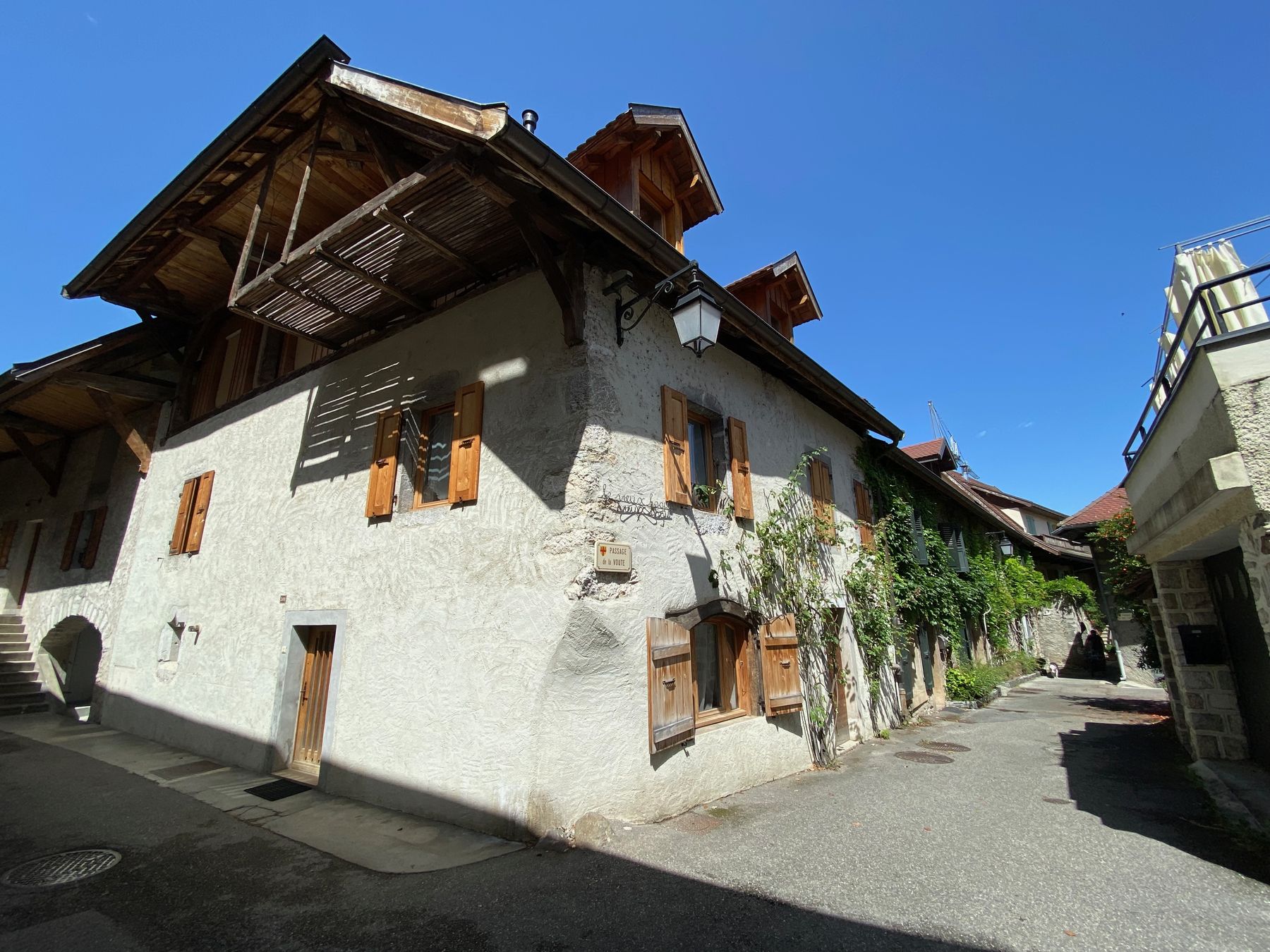 La façade du Vieux Logis, Passage de la Voûte à Duingt